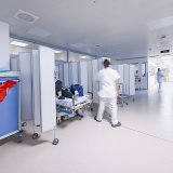 Un expert préconise de transformer les hôpitaux en soins ambulatoires pour faire face à la pénurie de personnel qualifié (archives). KEYSTONE/VALENTIN FLAURAUD